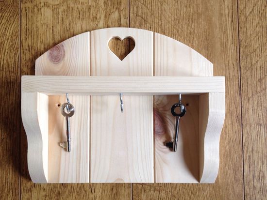 pine wood Key Rack With Heart Detail And Key Hooks2.jpg